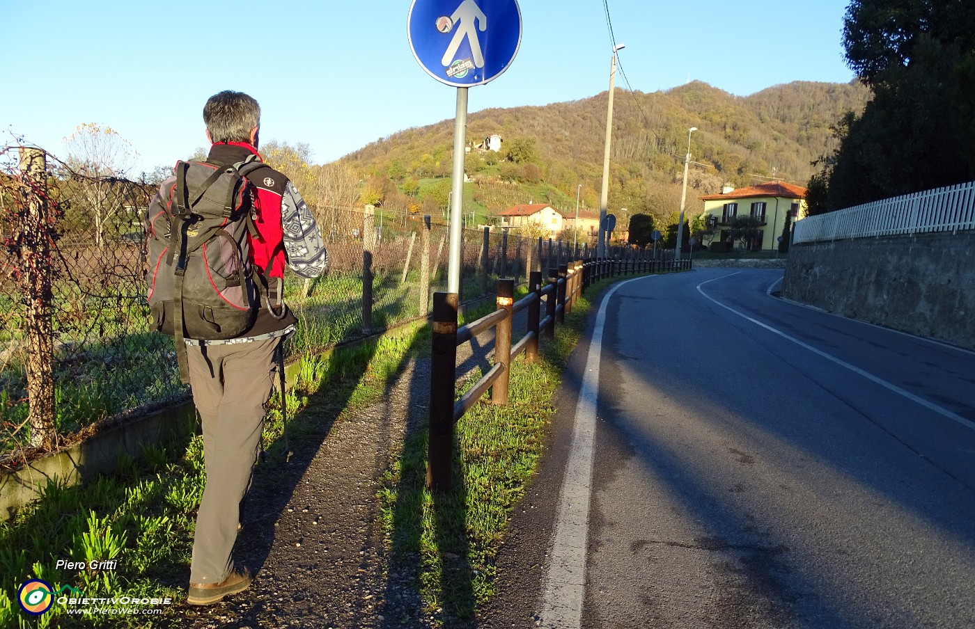 10 Primo tratto su marciapiede strada per Carvico.JPG -                                